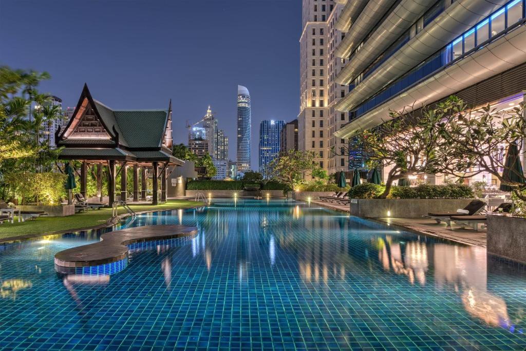 曼谷曼谷雅典娜豪华精选酒店 （万豪酒店）的一座城市天际线的游泳池