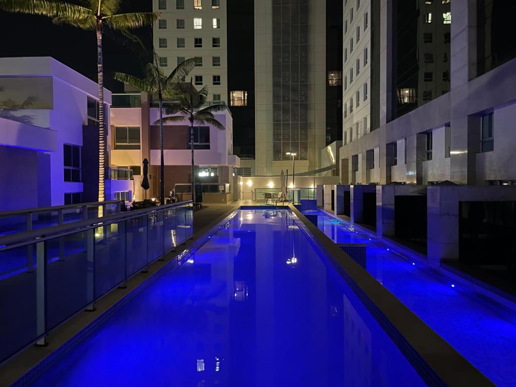 巴西利亚Flat Jade Hotel Brasília的城市的一个大型游泳池