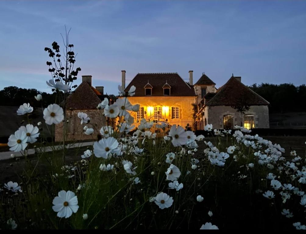 LivryChâteau de Paraize的房屋前方的白色花田