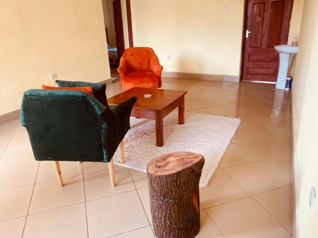 Sanya JuuUkali ukalini homes的客厅配有沙发、桌子和椅子