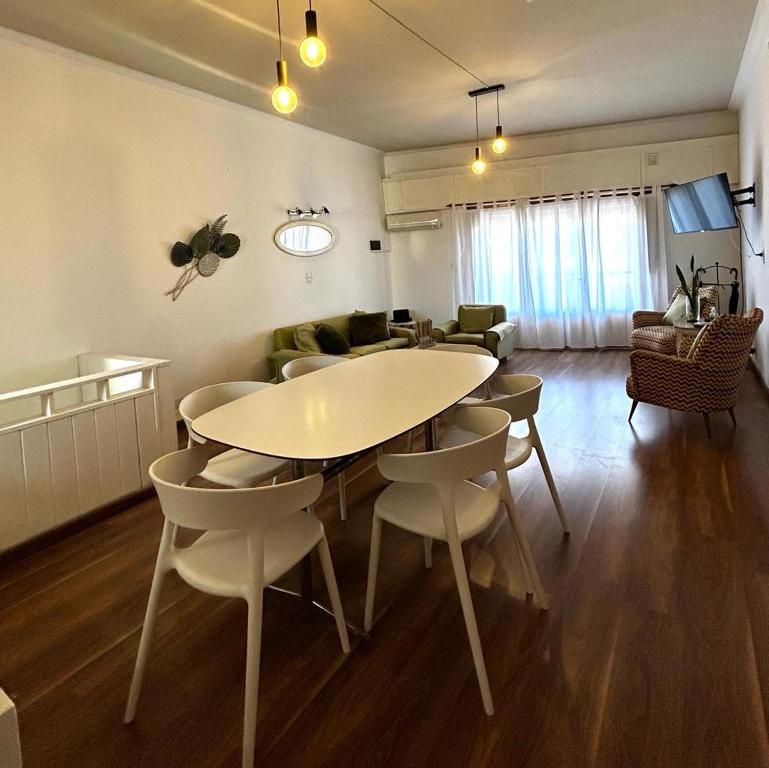 上格拉西亚248 Apartamento的客厅配有桌椅和沙发