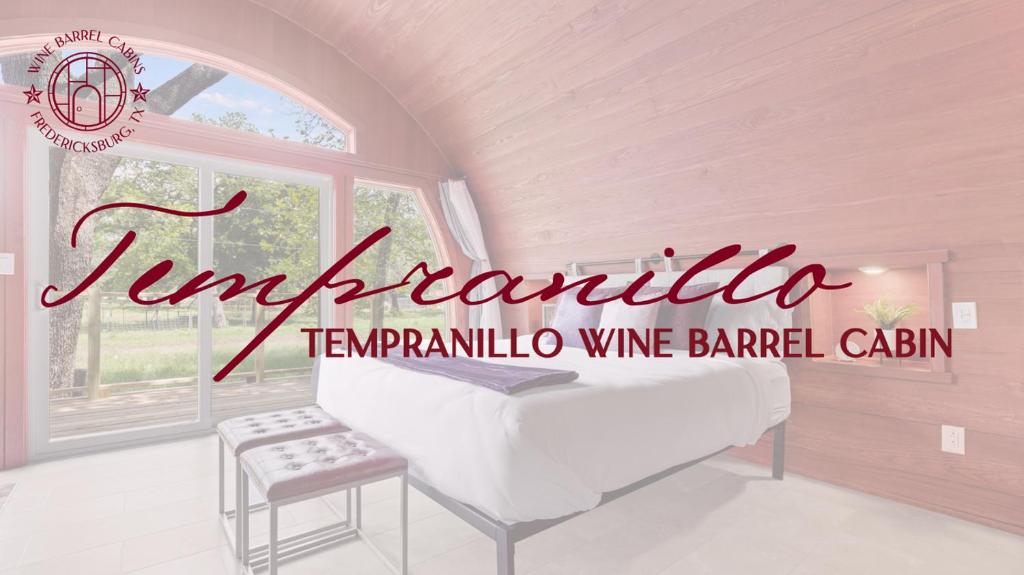 弗雷德里克斯堡Unique Tempranillo Wine Barrel Cabin的窗户房间里一架白色钢琴