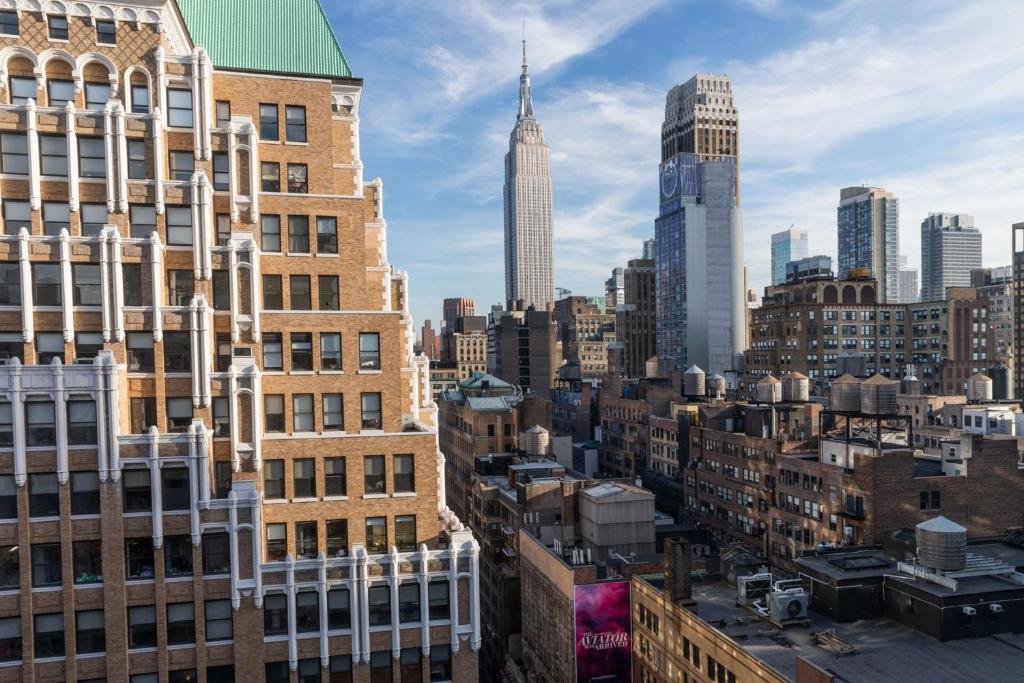 纽约DoubleTree by Hilton New York Times Square South的享有城市天际线和高楼的景色