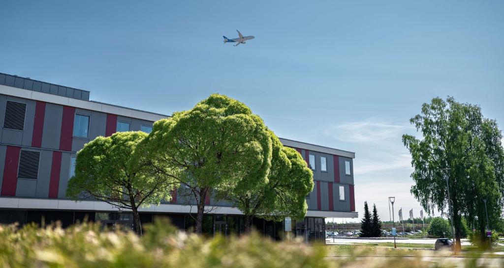 加勒穆恩Best Western Plus Oslo Airport的平面建筑前的树