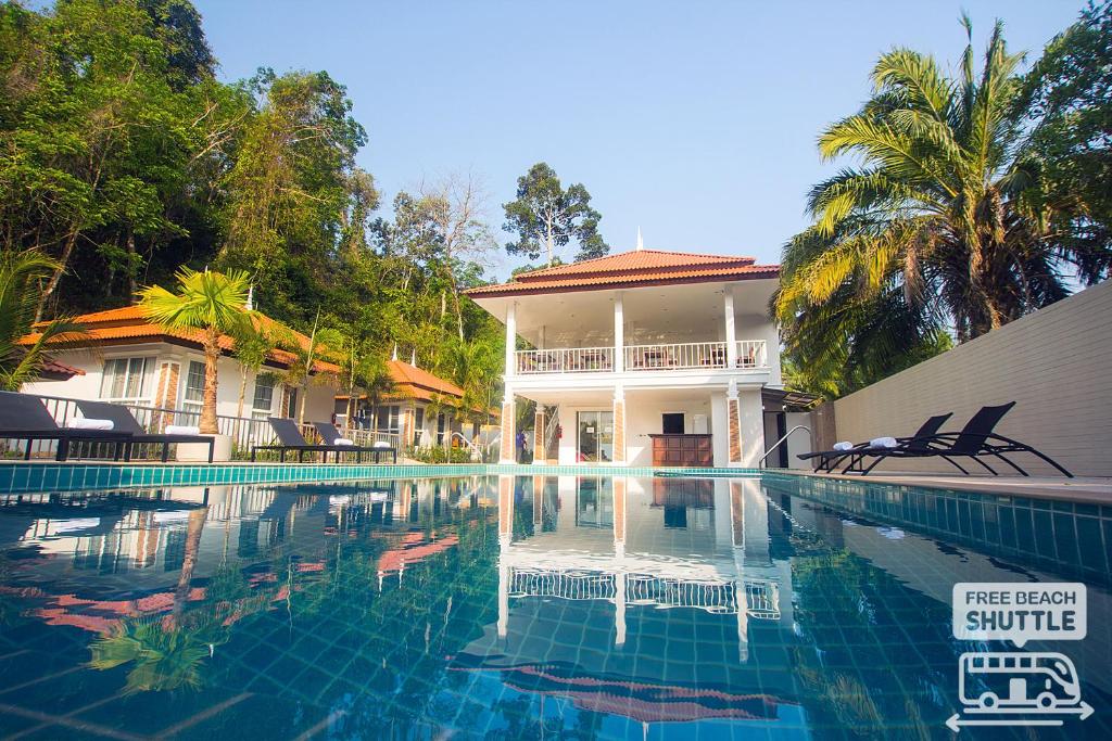 奥南海滩Lux Family Villas Krabi Ao Nang的房屋前的游泳池