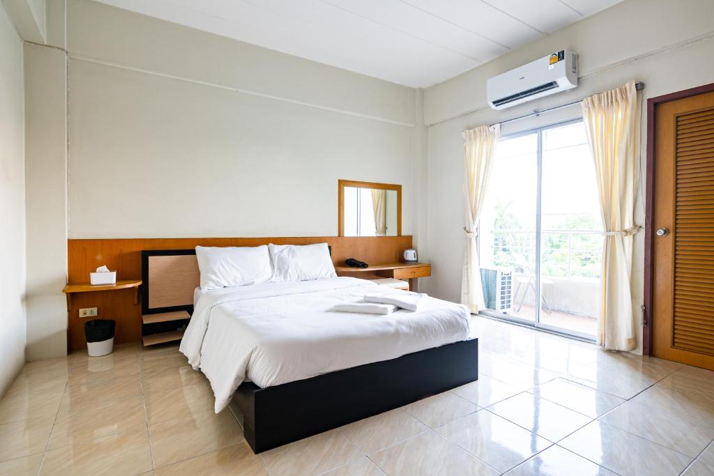 莱卡邦GO INN Suvarnabhumi Airport的一间卧室设有一张大床和一个大窗户