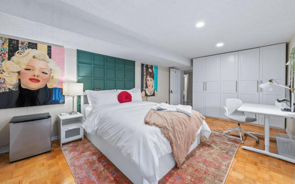 多伦多Spacious bedroom with garden view, fridge, workspace的卧室配有一张白色大床和一张书桌