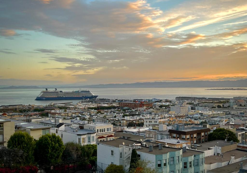 旧金山Great bay views in Russian Hill district的水中与城市的游轮