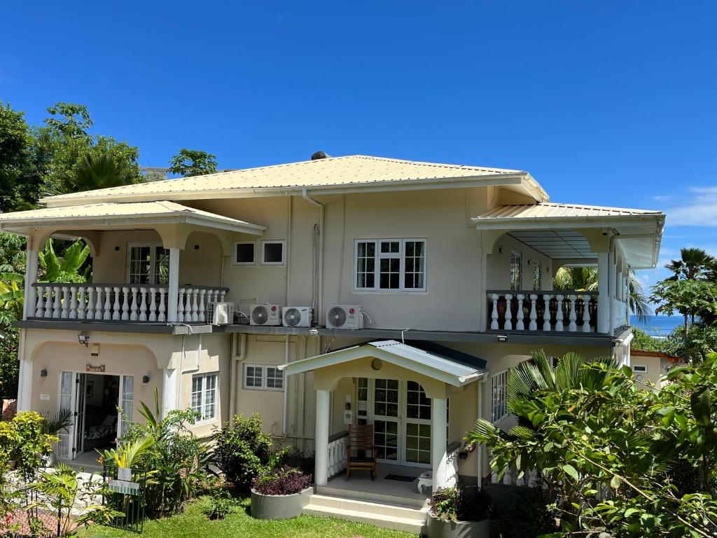 安塞罗亚莱Royal Bay Villa的带阳台的大型白色房屋