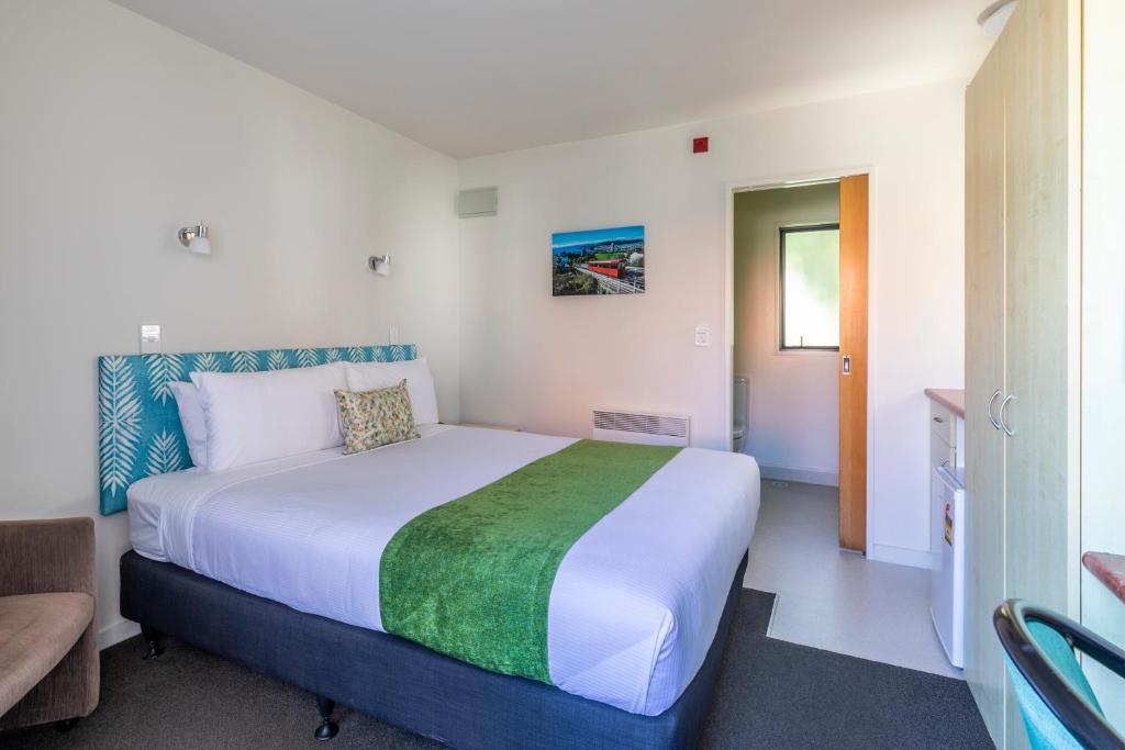 惠灵顿贝亚维斯塔汽车旅馆－惠灵顿的一间卧室,卧室内配有一张大床