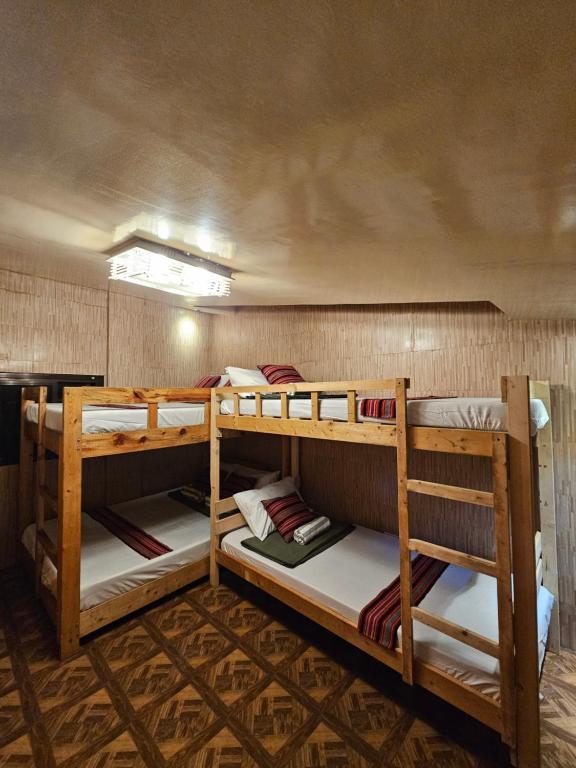 碧瑶The Gather Inn Room Rentals - Baguio City的客房内的一组双层床