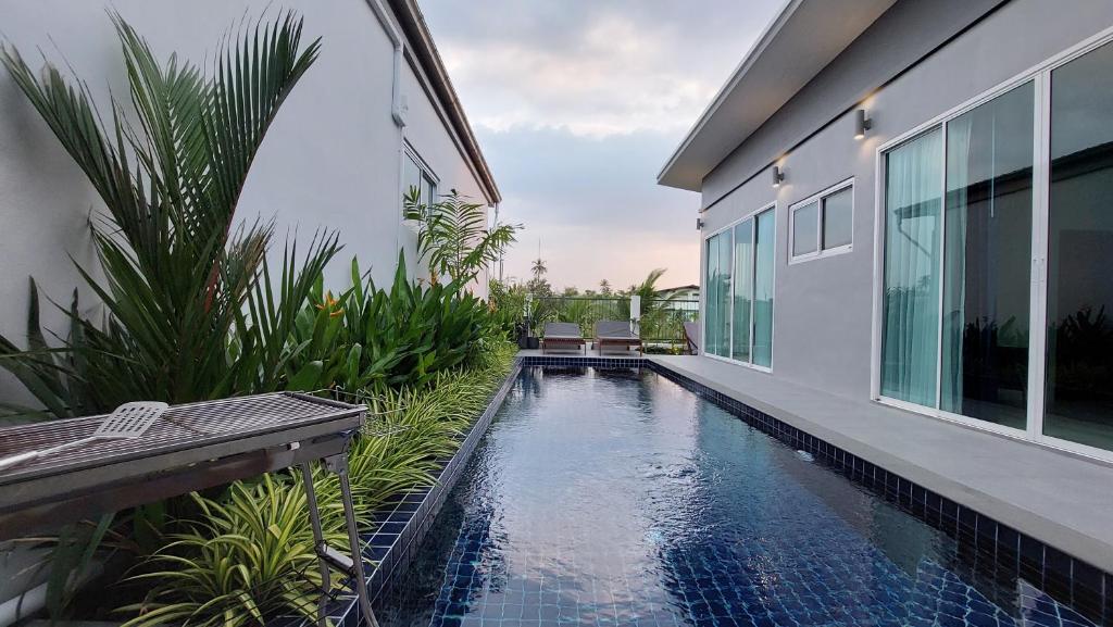 Bang KrasopGreen Lung Pool Villas Bangkok的一座房子,旁边设有游泳池