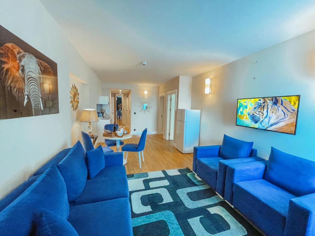 巴统Batumi VIP hotel的客厅配有蓝色的沙发和蓝色的椅子