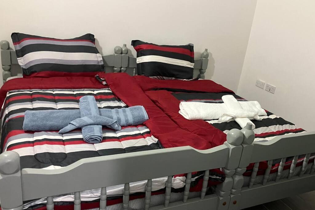CarriacouIhola's Nest的一张带红白毯子和枕头的床