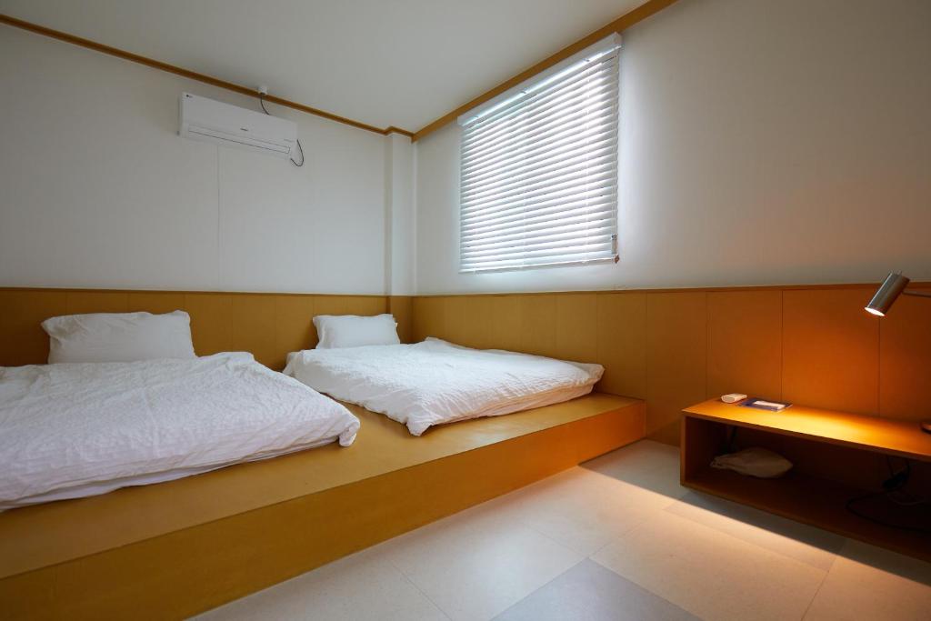 GongjuSloCruise的一间卧室设有两张床和窗户。