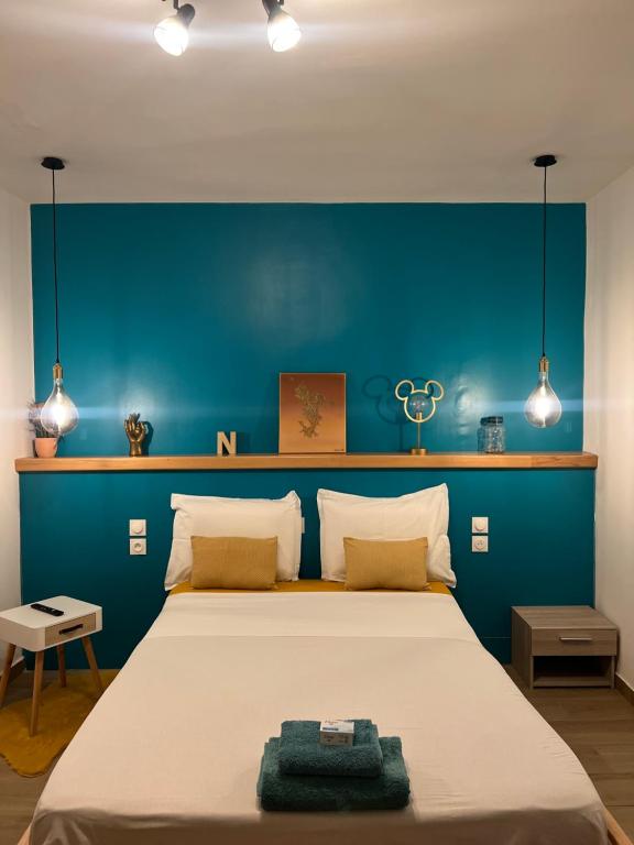 藻德济DUPLEX 101的一间卧室设有一张蓝色墙壁的大床