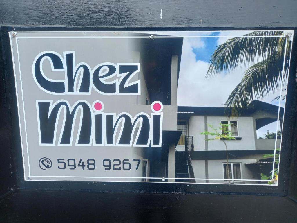 马埃堡Chez Mimi的建筑物一侧的标志