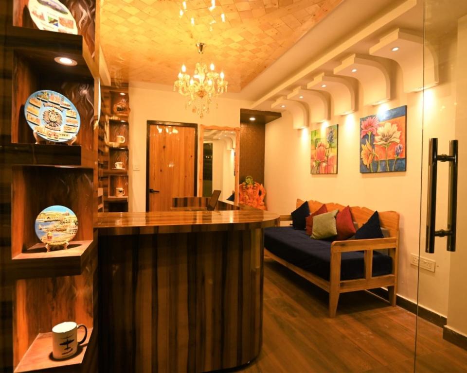 MirikAmaira Resort & Farms - Mirik, West Bengal的一间带酒吧和沙发的客厅