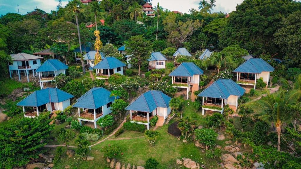 苏梅岛Lamai bayview boutique resort的享有蓝色屋顶的度假村空中景致