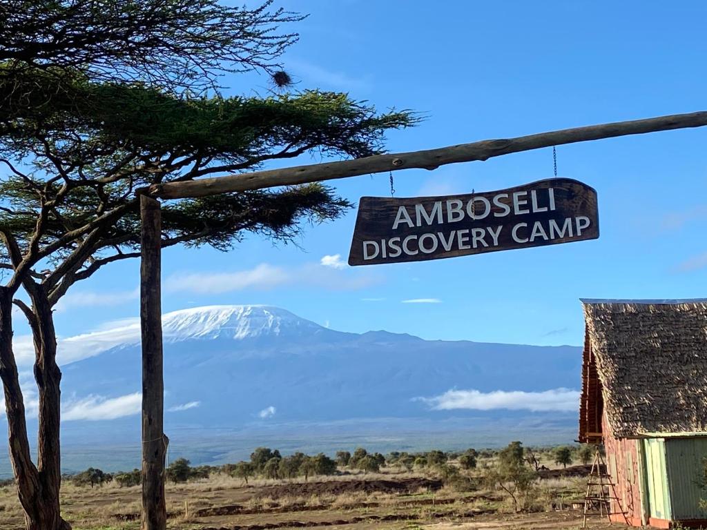 安博塞利Amboseli Discovery Camp的使馆发现营后边有山的标志