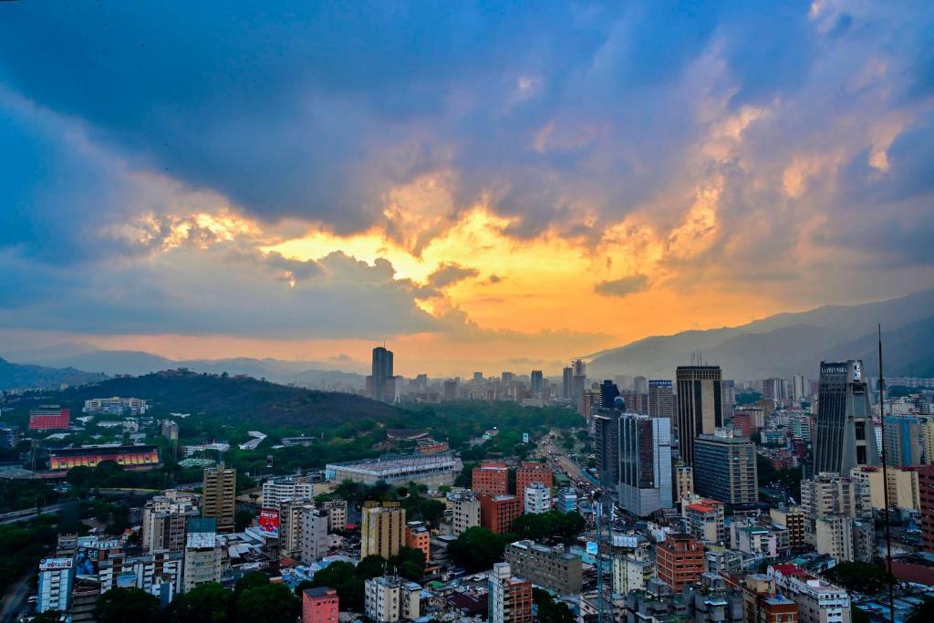 加拉加斯Meliá Caracas的城市天际线,背景是日落