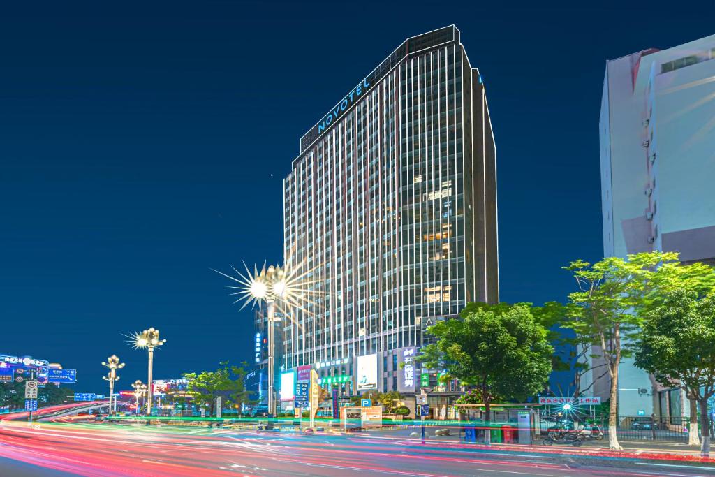 昆明昆明滇池米德尔国际公寓（南亚风情福海地铁口店）的夜晚在城市的高楼
