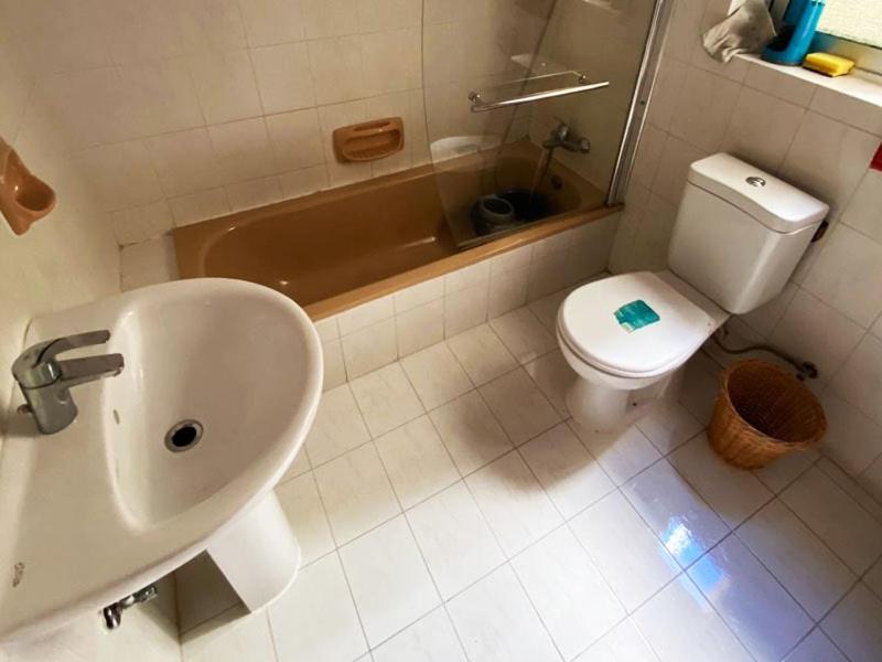 Is-SwieqiEEM Only Girls Student Residence的浴室配有盥洗盆、卫生间和浴缸。