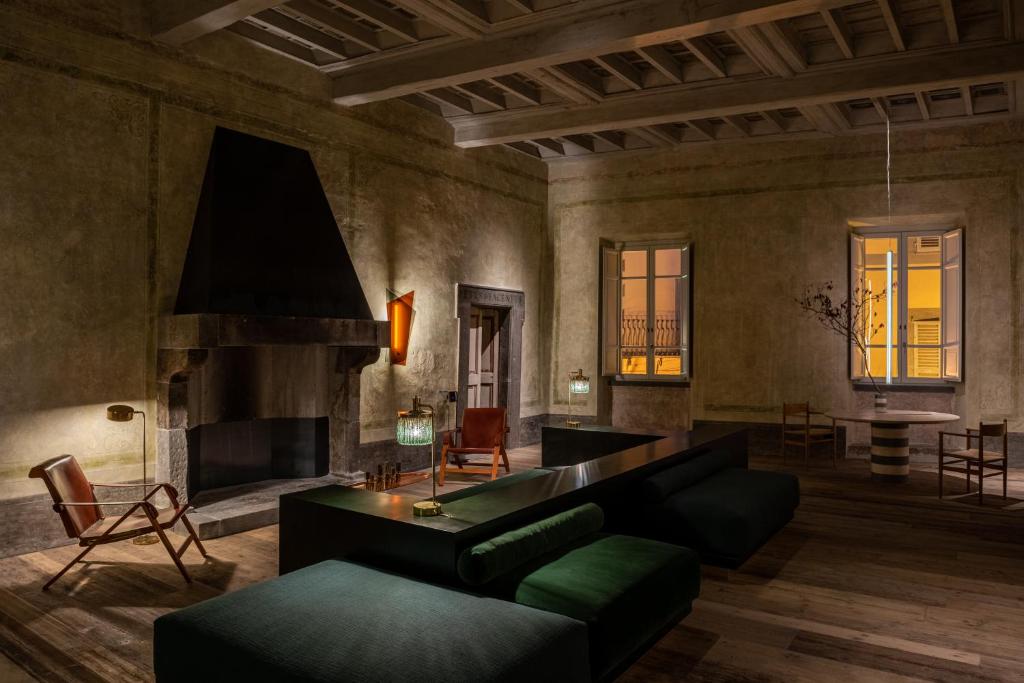 奥维多Palazzo Petrvs的带沙发和壁炉的客厅