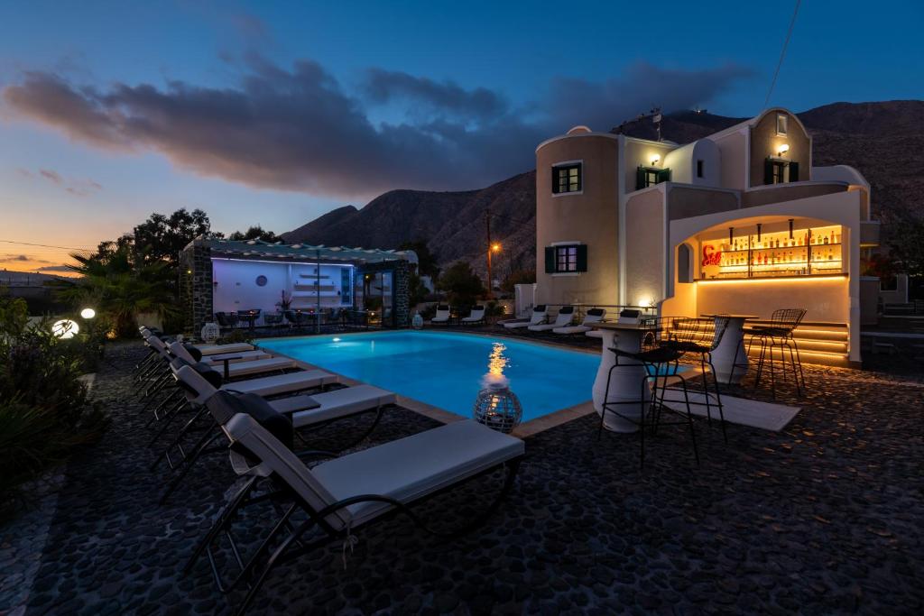 佩里萨佩里萨安妮茉莉别墅酒店的夜间带游泳池和躺椅的度假村