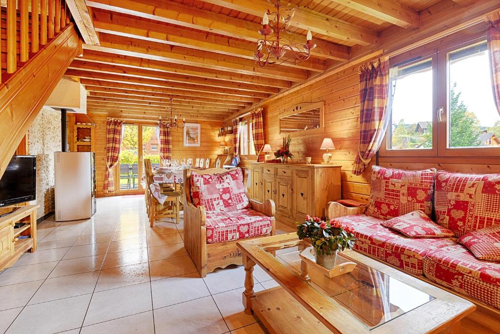 克松吕-隆日梅Le Chalet des Cœurs - Avec vue montagne的小木屋内带家具的客厅