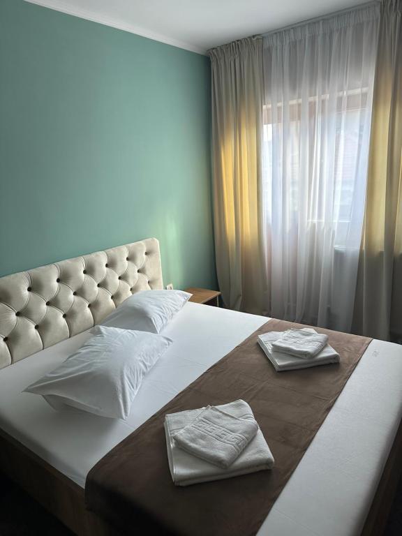 BuzăuFreedom&Relax的一间卧室配有一张大床和两条毛巾