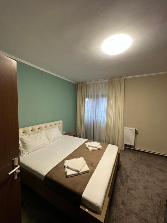 BuzăuFreedom&Relax的一间卧室配有一张大床和两条毛巾