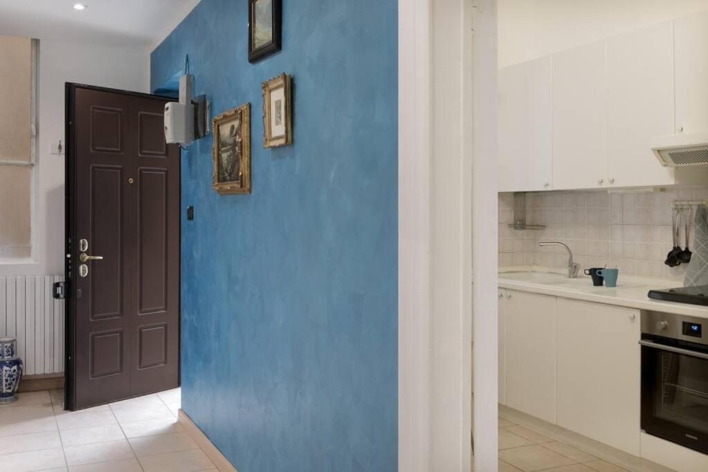 蒙扎Central Station Monza - Affitti Brevi Italia的厨房里一堵蓝色的墙壁,有门