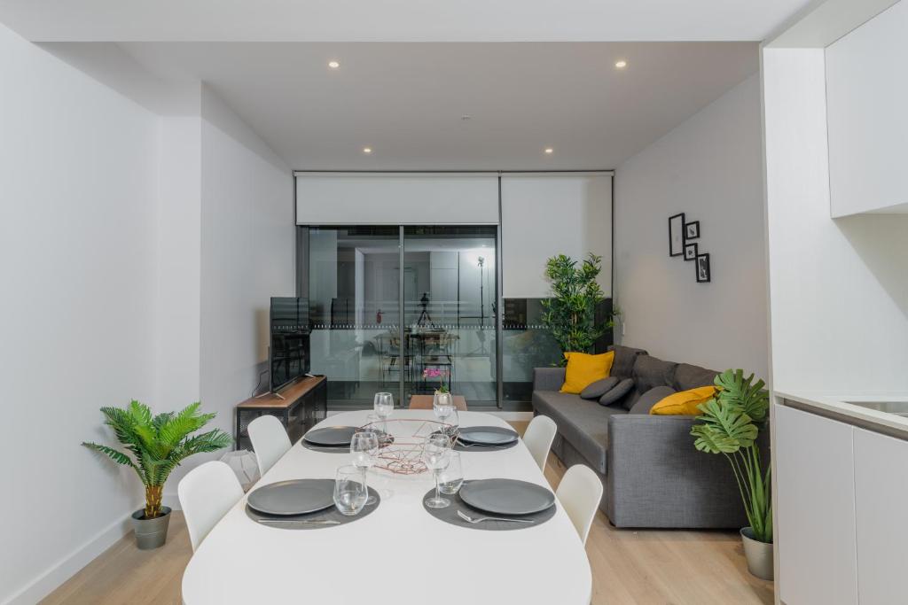 悉尼Modern 2 Bedroom Apartment Darling Square的客厅配有白色桌子和沙发