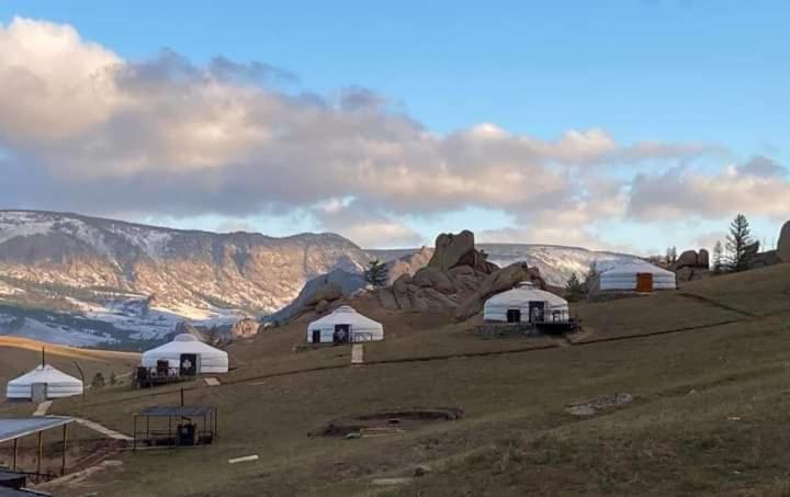 Bayan Bulagiin HuralApache Eco Camp, Terelj Nationalpark Mongolia的山丘顶上的白色帐篷