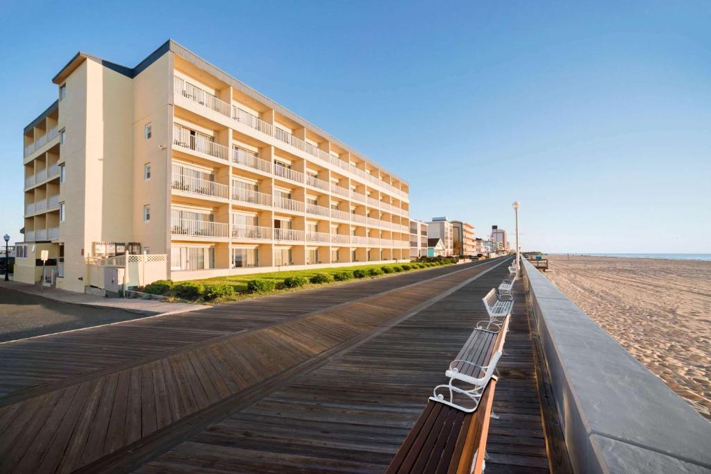 大洋城大洋城海滩豪生大酒店的海滩上木板路上的一排长椅