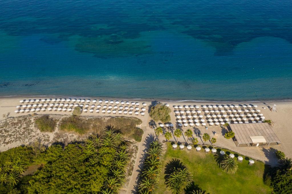 马尔马里卡拉维尔海滩酒店的海洋旁度假胜地的空中景致