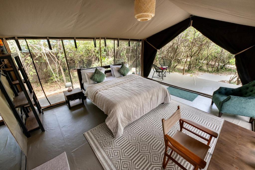 塔勒克Olkinyei Mara Tented Camp的帐篷内一间卧室,配有一张床