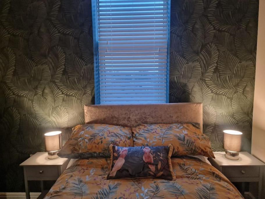 达灵顿Levy Nook 4的一间卧室配有一张带2个床头柜和2盏灯的床。
