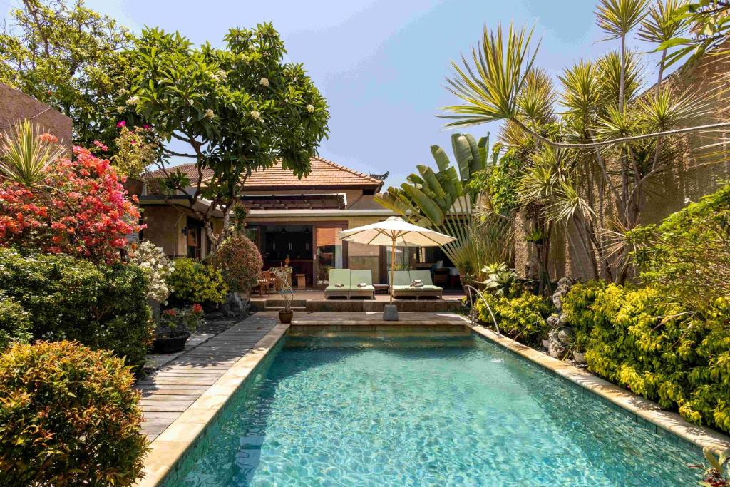 沙努尔Villa Nesanur - Comfortable & Spacious Beachside Sanur的房屋前的游泳池