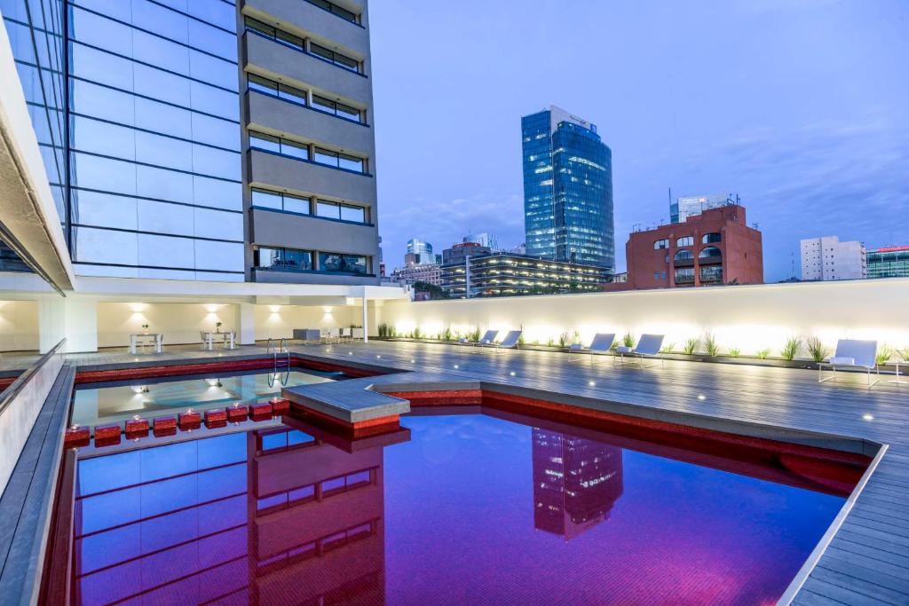 墨西哥城墨西哥墨西哥城藏品公寓的一座城市天际线的游泳池