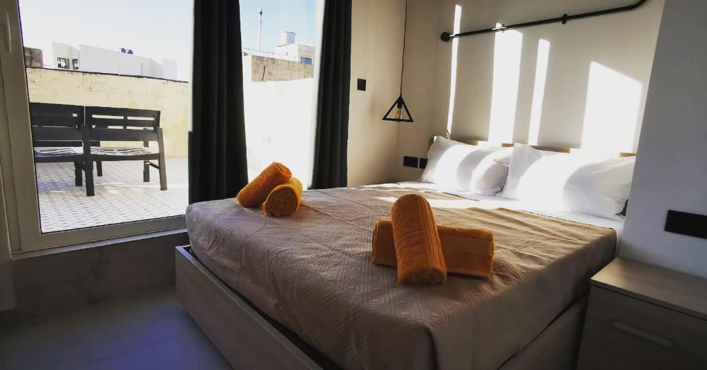 莫斯塔Chic Penthouse industrial-style的一间卧室配有带毛巾的床