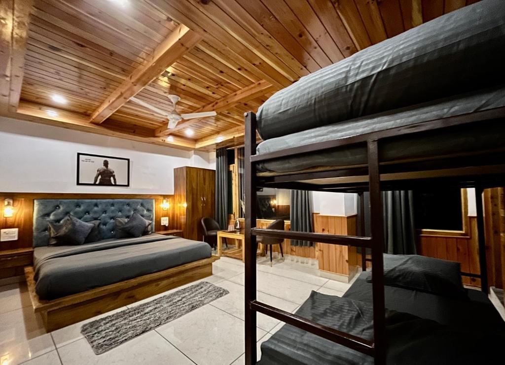 卡索尔Odin Hostel Kasol的一间卧室配有两张双层床和一张书桌