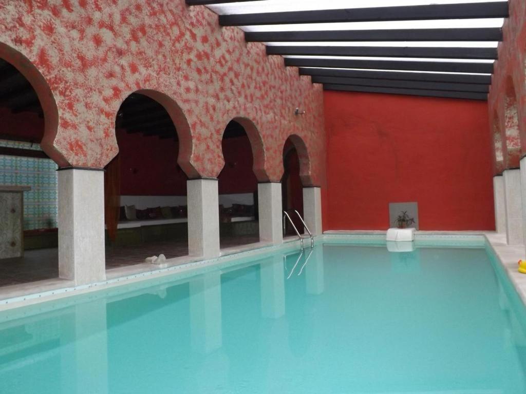 卡韦松·德·拉·萨尔Antaviana Cantabria的一座位于大楼内的蓝色海水室内游泳池