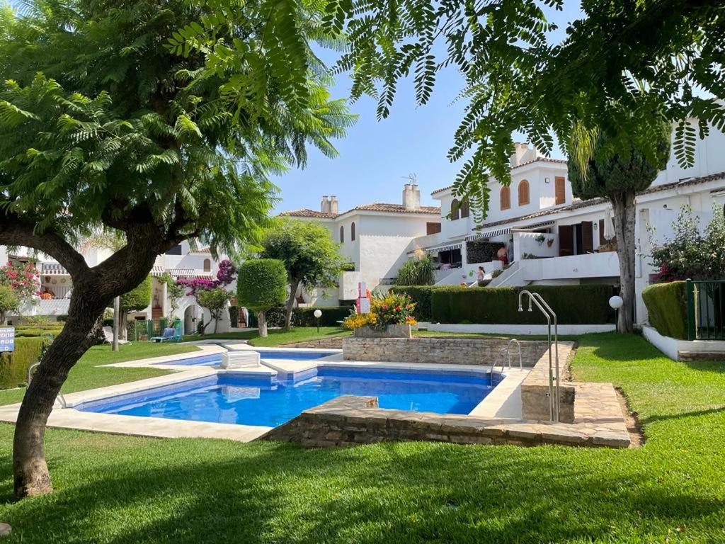 Estepona4 Bedroom Townhouse 200 meters from the Beach!的一座房子的院子内的游泳池