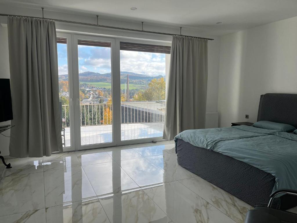孙登Hamdanes Apartment的一间卧室设有一张床,享有阳台的景色
