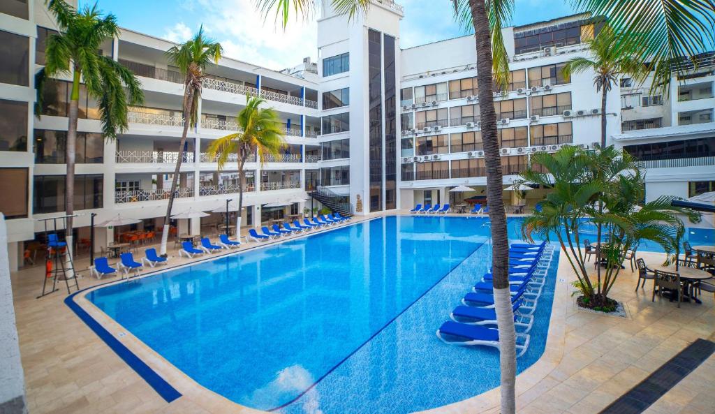 圣安德烈斯圣安德烈斯索尔加勒比全包式酒店的一座棕榈树大型游泳池