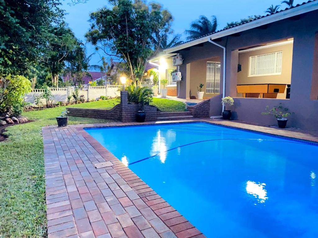 恩潘盖尼Listos Guest House的一座房子的院子内的游泳池
