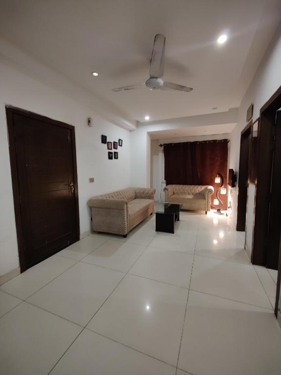 伊斯兰堡2 Bedrooms Standard Apartment Islamabad-HS Apartments的客厅配有两张沙发和一张沙发