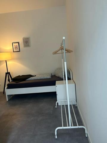布雷茨费尔德Apart das Ehrets的白色客房的一张床铺,带一个柱子